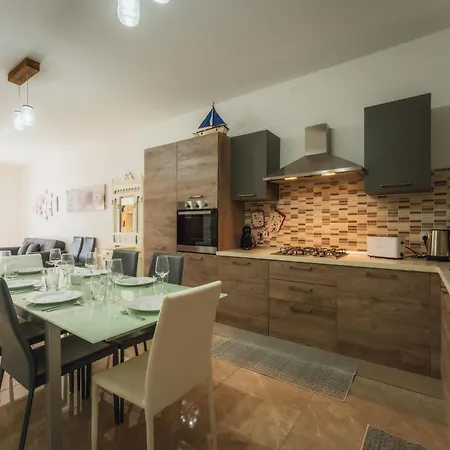 Walk To Seaside Living Apartment *